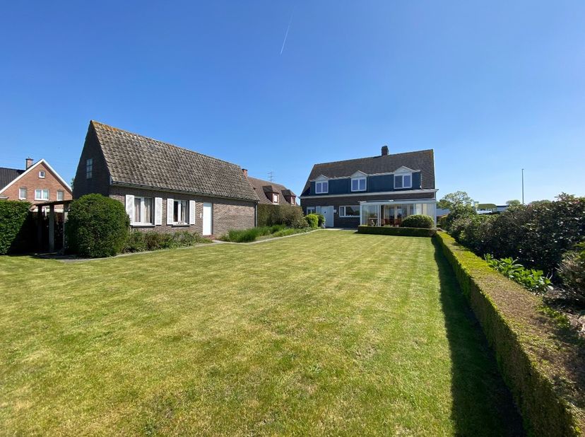 Op de as Gent-Kortrijk ligt deze stevige, op te frissen villa op een prachtig perceel van 1.187 m². Deze eigendom biedt tal van mogelijkheden dankzij