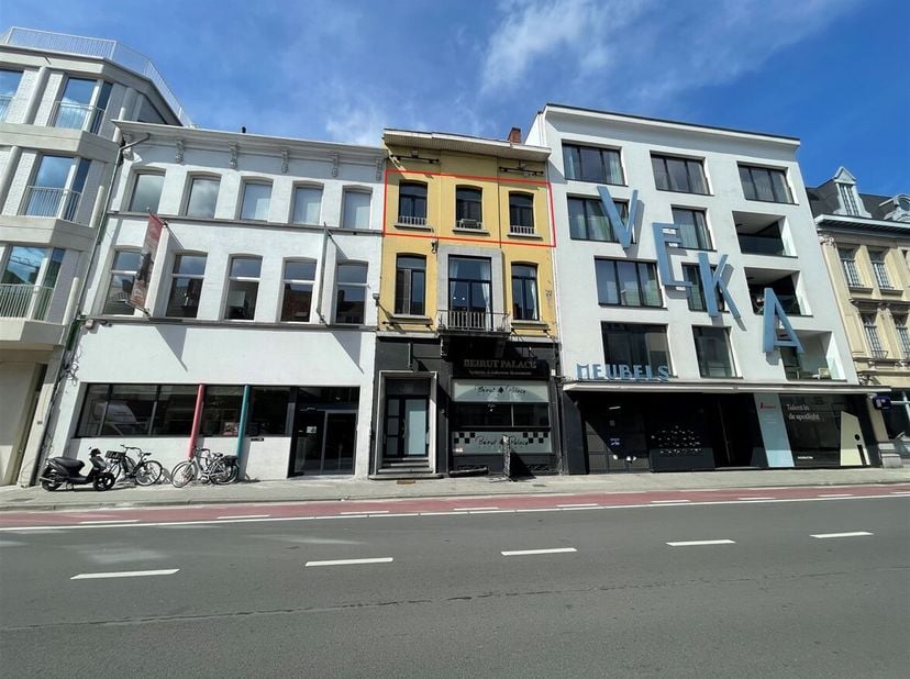 Ligging: Deze ruime en energiezuinige studio van maar liefst 97 m² bevindt zich in de Hendrik Consciencestraat in Mechelen, op wandelafstand van het s