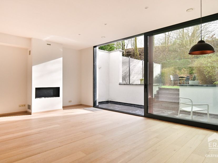 ERA CHATELAIN vous propose cette maison de construction récente idéalement située dans le quartier reconnu de la Place Saint-Job à Uccle offrant une s