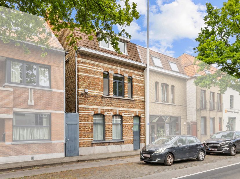 5 slaapkamers en aparte hobbyruimte&lt;br /&gt;
Kelder en zolder aanwezig&lt;br /&gt;
Gezellige koer&lt;br /&gt;
Doorgang aan de zijkant naar de achterzijde van de woni