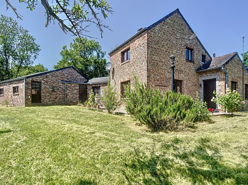 Nichée dans un environnement bucolique, cette charmante maison 4 façades surplombe le village dAgimont et profite dune jolie vue dégagée. Un véritable
