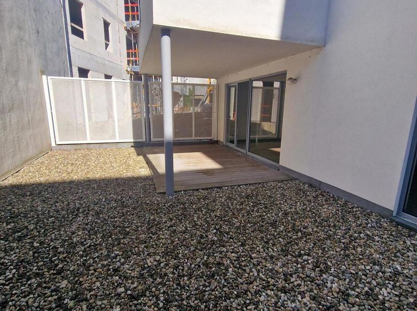 Spacieux appartement 2 chambres avec terrasse  Résidence VITRA (Guillemins)&lt;br /&gt;
Au cur du quartier dynamique des Guillemins, ce rez-de-chaussée de 1