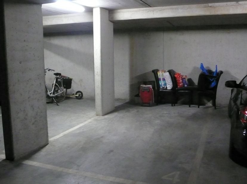 Ondergrondse autostandplaats te huur in residentie 7Sensens in het centrum van Oostkamp. Toegang via geautomatiseerde poort. Prijs: euro 58 per maand.