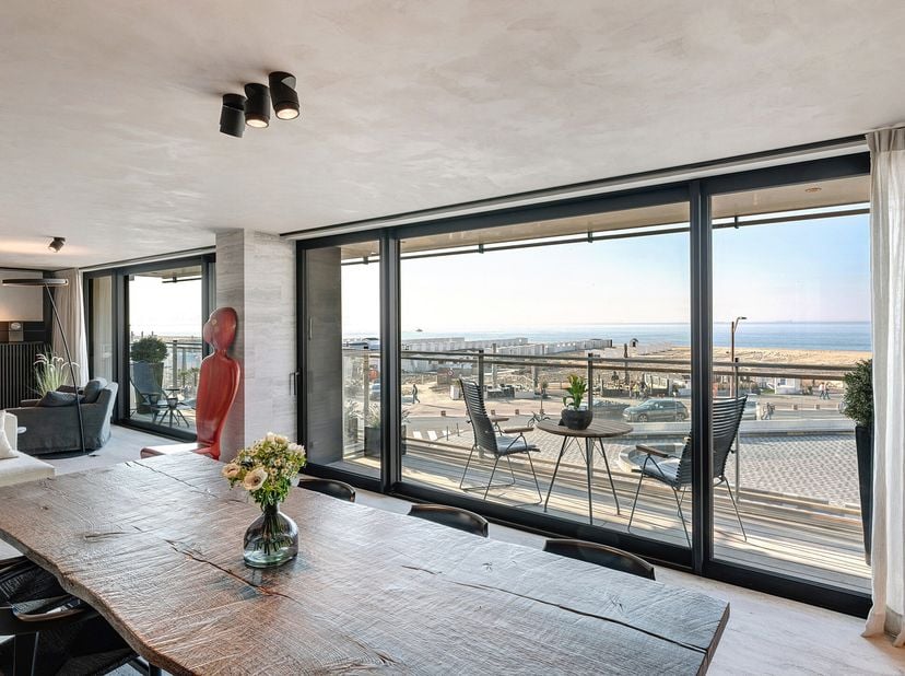 Avec une façade impressionnante de 12,5 mètres et une finition raffinée signée par larchitecte dintérieur Frederic Kielemoes, cet appartement respire