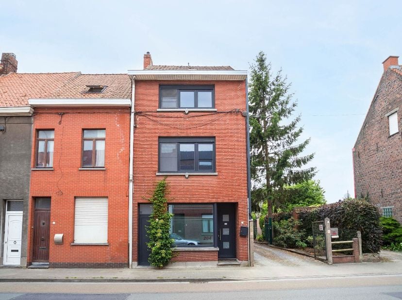 Heule: woning met veel potentieel Deze woning ligt in de vlakbij het bruisende centrum van Heule en nabij Kortrijk.Indeling:De woning beschikt over ee