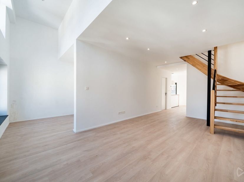 VENTE SOUMISE AU RÉGIME DE LA TVA&lt;br /&gt;
We Invest Mons a le plaisir de vous proposer ce superbe Duplex quatre chambres entièrement rénové, idéalement