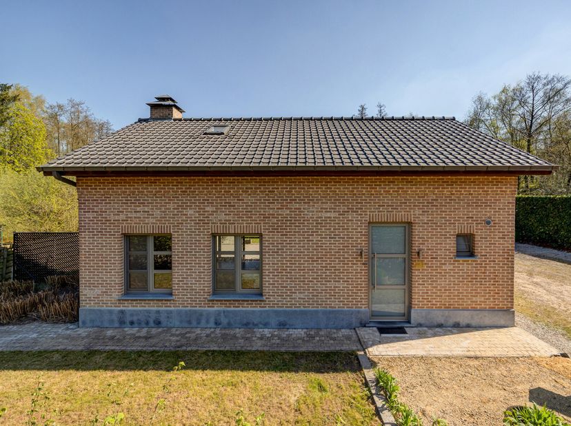 Welkom bij deze instapklare woning in het groene en rustige Lille, ideaal gelegen voor wie op zoek is naar ontspanning, comfort en ruimte. Deze woning