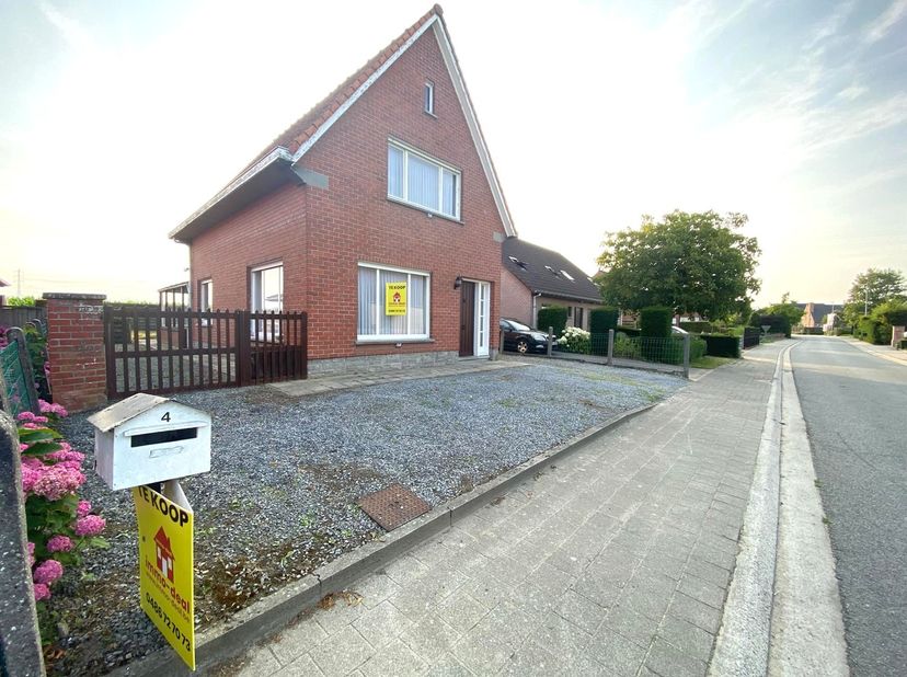 Deze alleenstaande woning geniet een rustige en landelijke ligging te Grammene, vlakbij het centrum van Deinze (dichtbij scholen, diverse winkels, …)