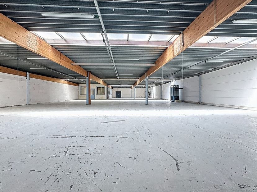 Uw nieuwe werkplek in het hart van een ambachtelijke zone te Sint-Lievens-Houtem!&lt;br /&gt;
&lt;br /&gt;
Dit modern nijverheidsgebouw heeft naast een perfect li