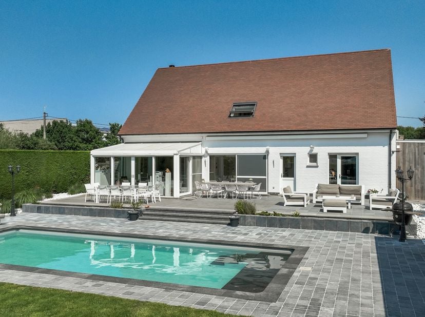 Welkom in deze charmante, witte villa op een perceel van 1.283 m², gelegen in een rustige en residentiële wijk waar rust en comfort samenkomen. Je bet