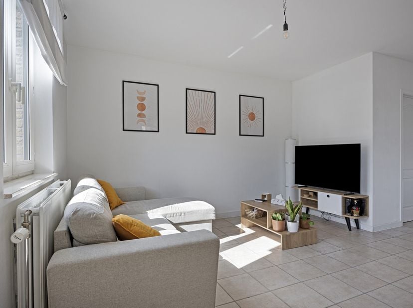 GOED GELEGEN, INSTAPKLAAR GELIJKVLOERS APPARTEMENT MET 1 SLAAPKAMER EN AUTOSTANDPLAATS TE GENK&lt;br /&gt;
Vlakbij het centrum van Genk, vinden we aan dit r