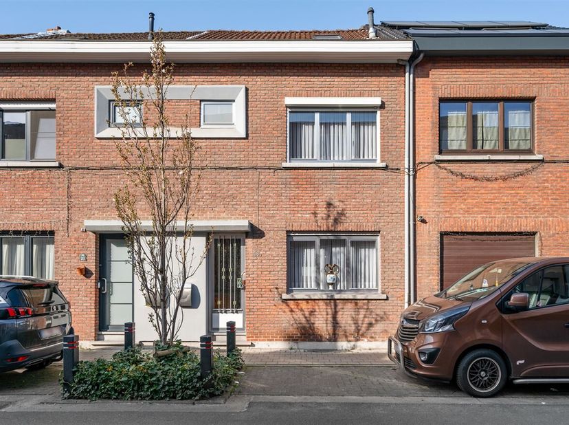 Te moderniseren woning met thans 4 slaapkamers te koop in Schoten.&lt;br /&gt;
Ligging: De Jozef Verhaegenstraat is een zeer rustige straat in Deuzeld - Sch