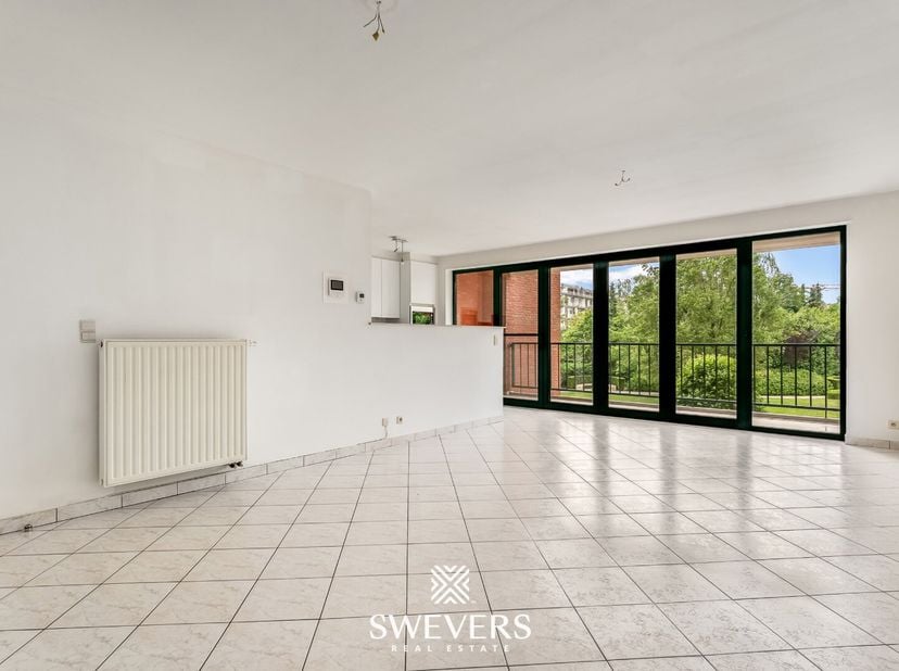 In het hart van Hasselt, vlak bij het Kolonel Dusartplein, ligt dit instapklare appartement op de eerste verdieping van een verzorgd gebouw. De liggin