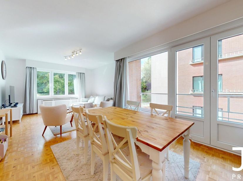In a quiet street in the immediate vicinity of Parc de la Woluwe, numerous shops and public transport, J&amp;J Properties offers you this beautiful 3-bedr