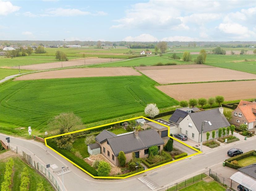 Dit betreft ruime laagbouwwoning gelegen op een schitterende woonlocatie in een groene omgeving doch vlakbij de dorpskern en belangrijke verbindingswe