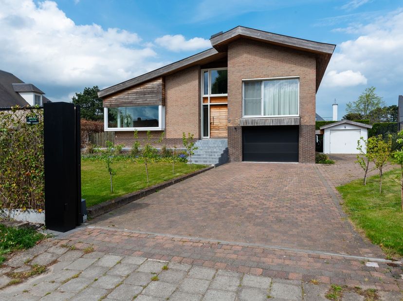Deze ruime, karaktervolle woning bevindt zich in de meest residentiële wijk van Eeklo. Prachtig gelegen, met groene uitzichten en open velden, zonder