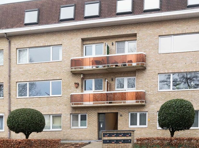 Het appartement is gelegen in Borsbeek in een doodlopende straat van een rustige woonwijk. Deze wijk bevindt zich achter de R11, dewelke naar de oprit