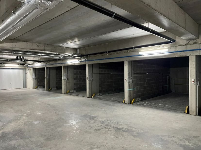 Residentie &quot;GHESTELLE&quot;, ontworpen door architect Vantroostenberghe, omvat 25 appartementen, een handelsruimte en 38 garages.&lt;br /&gt;
Enkel een paar gara
