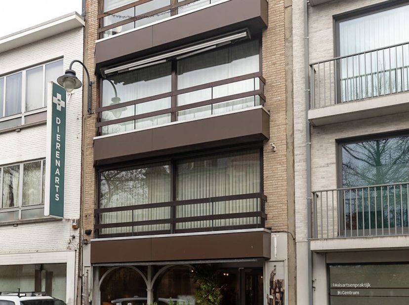 Au cur de Edegem, ce rez-de-chaussée commercial est stratégiquement situé dans une charmante rue commerçante près du marché et de la mairie.Il est act