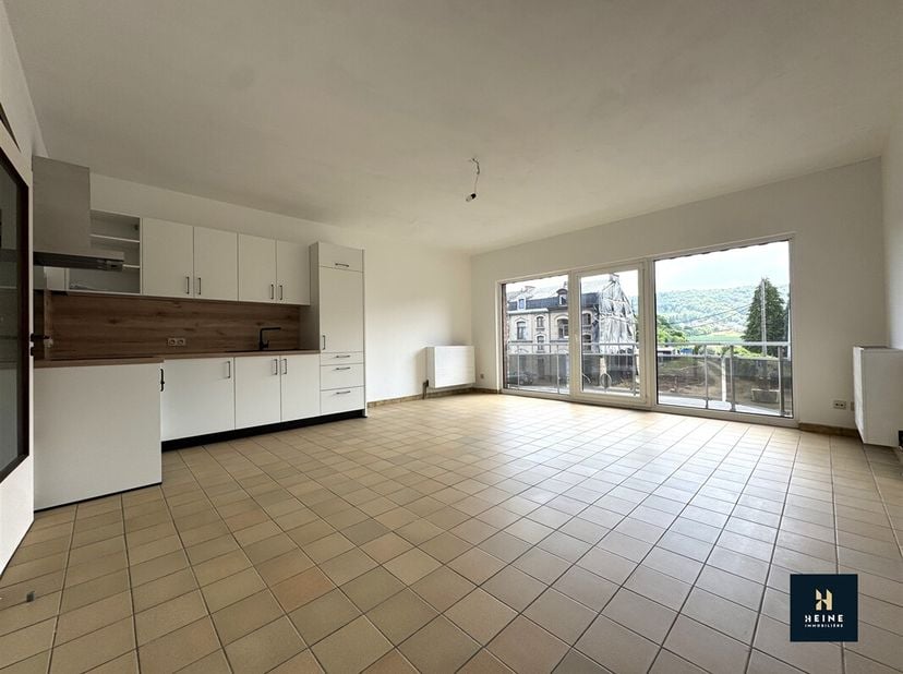Situé à proximité du centre ville d&#039;Andenne, à deux pas de toutes les commodités (commerces, écoles, transports en commun,...), bel appartement 1 cham