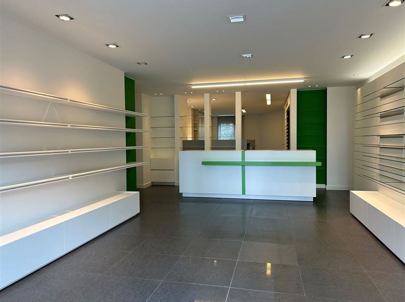 Handelspand (84m³) gelegen in de Stationsstraat te Hamont. Het pand bevindt zich op een goede zicht locatie, langs de doorgaande weg Hamont-Lozen.&lt;br