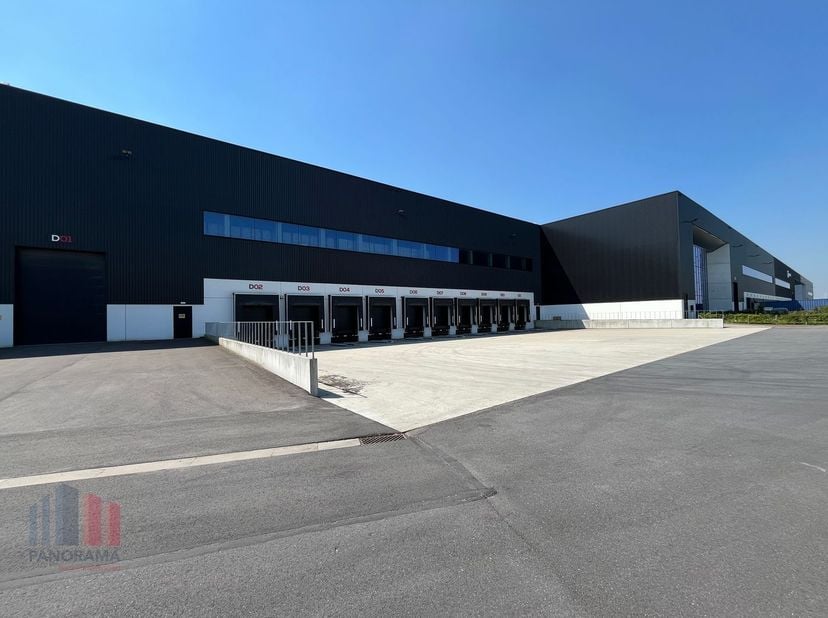 Dit high-end logistiek bedrijfsgebouw ligt in een multimodale gebied op een strategische locatie in de haven van Gent op het bedrijventerrein Rieme-No