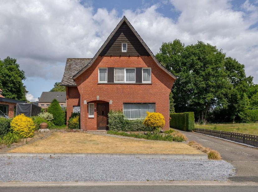 IN OPTIE - Deze ruime, te renoveren woning wordt verkocht.&lt;br /&gt;
De woning ligt in het centrum van Eksel, maar toch zeer rustig gelegen.&lt;br /&gt;
Op wand