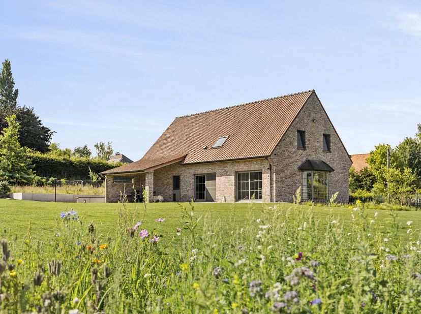Unieke eigendom op 3.000m² met 6 slaapkamers waarvan 2 met dressing, 2 badkamers, bureauruimtes en volledig onderkelderd (2,6m hoog). Ingerichte keuke