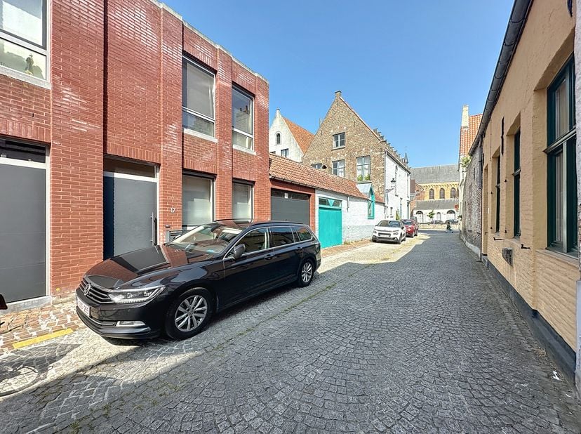 Welkom thuis in deze sfeervolle en comfortabele woning! Met twee ruime slaapkamers vind je hier de perfecte plek om heerlijk tot rust te komen. Het hu