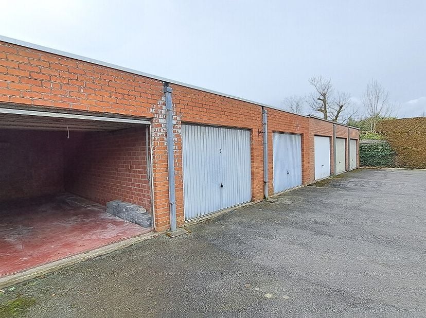 Garage à louer
                    à 8000 Sint-Pieters