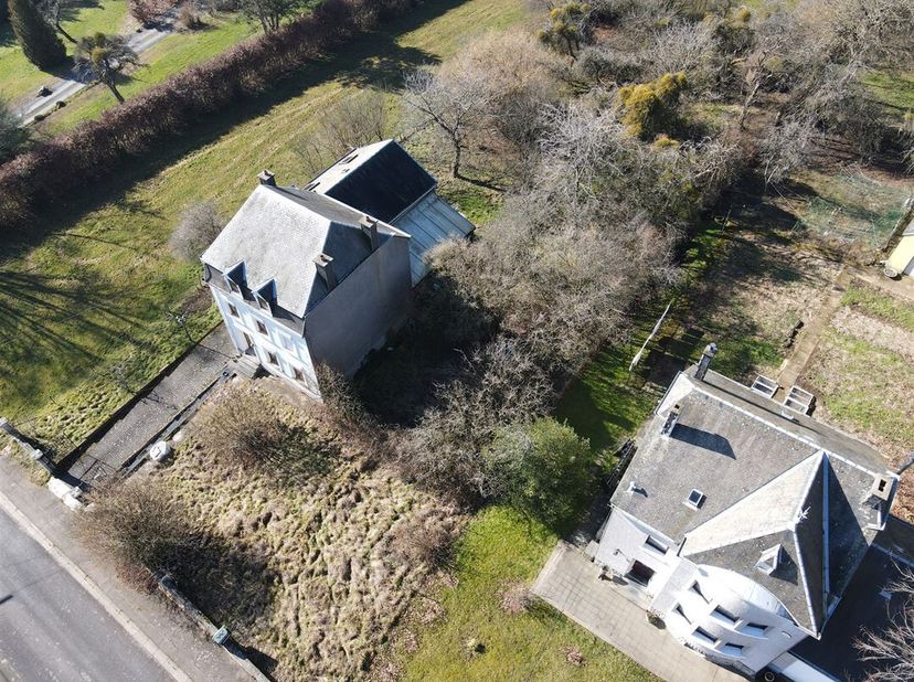 W Immobilière vous propose dans le village de Freylange (Arlon), un terrain en zone d&#039;habitat à caractère rurale de 9 ares et 8 centiares. Ce terrain