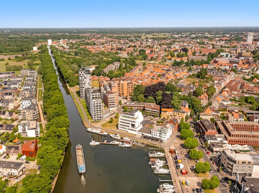 Deze exclusieve casco-penthouse met een bewoonbaar oppervlakte van maar liefst 350m² en een unieke verzicht over de skyline van Turnhout, staat klaar