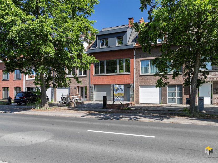 Instapklare bel-etage (160 m²) met 3 slaapkamers en tuin (80 m²) in Edegem.&lt;br /&gt;
Het pand is gunstig gelegen nabij het centrum. Het openbaar vervoer