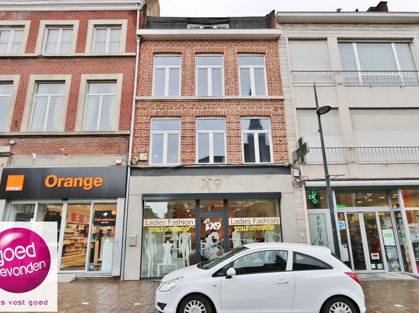 AUTHENTIEK HANDELSHUIS, centraal gelegen in de Maastrichterstraat, op de best mogelijke ligging waar al het voetgangers- en autoverkeer dat door de st