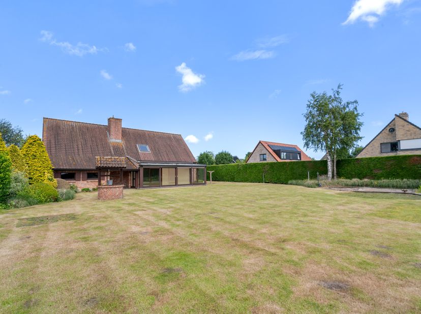 Grote en alleenstaande villa met dubbele garage op een zuidgericht perceel van 1229 m2 te Knokke Heist. Het perceel is opsplitsbaar.&lt;br /&gt;
Deze statig