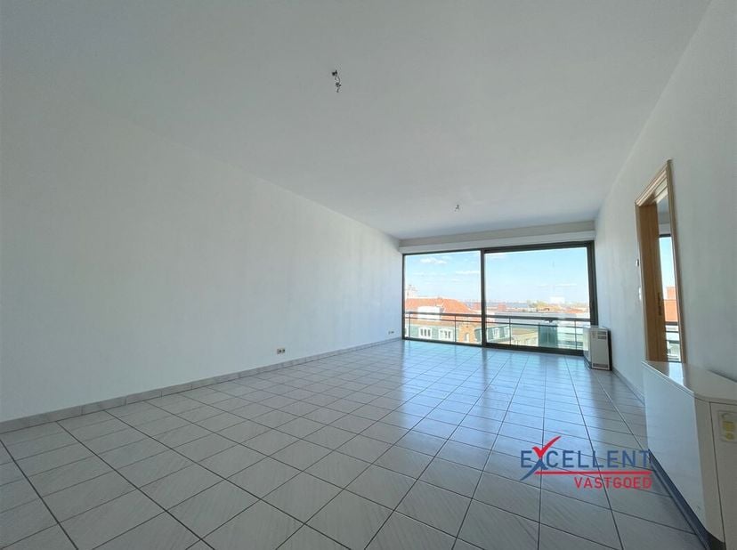 Ontdek dit zeer ruime appartement in het hart van Deinze, een perfecte plek om te genieten van comfort en ruimte. Met een bewoonbare oppervlakte van m