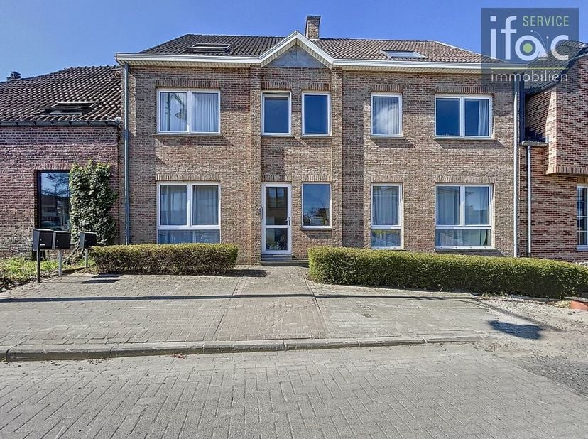 Modern appartement met 1 slaapkamer op de tweede verdieping in het centrum van Duisburg.&lt;br /&gt;
&lt;br /&gt;
Inkomhal (5m²) met apart toilet, woonkamer (26m²