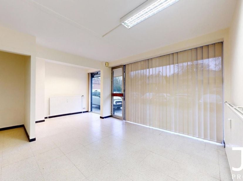 Situé sur la Chaussée d&#039;Alsemberg à Linkebeek, entre le château de Beersel et la gare d&#039;Uccle Calvoet, J&amp;J vous présente ce local de 30m² à vendre. &lt;b