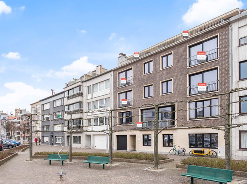In een residentiële wijk in Blankenberge, maar toch vlakbij het strand en de zee, ligt deze grote, lichtrijke handels of praktijkruimte met bijhorende