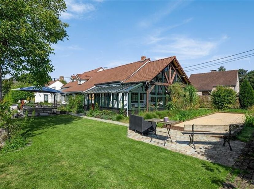 Deze uitzonderlijke hoeve, volledig gerenoveerd in 2018, biedt een unieke kans voor wie op zoek is naar een pand dat karakter, comfort en veelzijdighe
