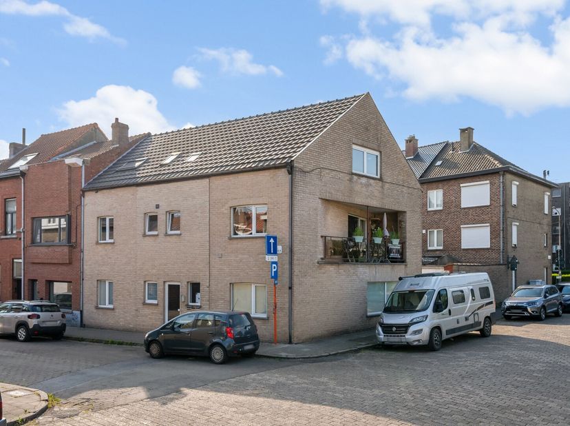 Op zoek naar een sfeervol en instapklaar dakappartement in een bruisende omgeving? Dan is dit pareltje op de tweede verdieping van een kleinschalige r