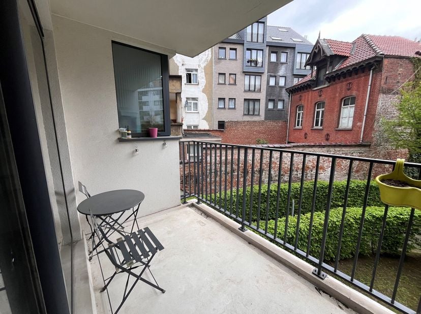Botanique : Dans une construction récente , bel appartement de 87m² offrant un bel espace séjour donnant sur une terrasse de 7m², cuisine équipée, 2 c