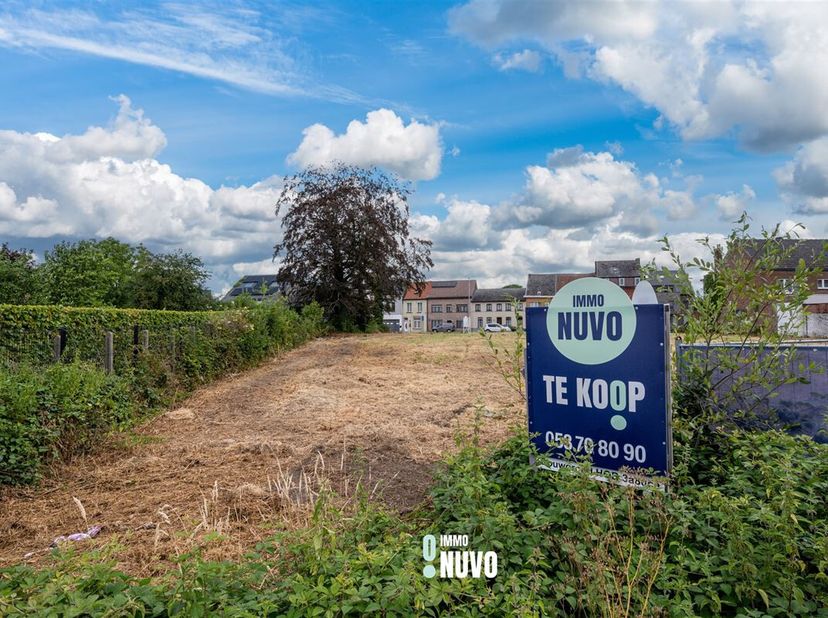 Rustig gelegen bouwgrond voor halfopen bebouwing&lt;br /&gt;
Mooi gelegen bouwgrond  (LOT 1) te koop in een nieuwe verkaveling voor een half-open bebouwing