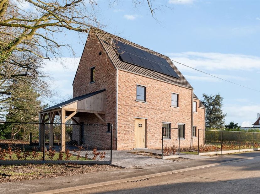 Prachtige klassieke energiezuinige BEN-woning te koop op een mooi perceel van 590 m² met een zuidoost oriëntatie &lt;br /&gt;
De gelijkvloerse verdieping be