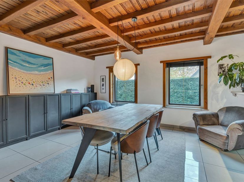 À la frontière entre Lochristi et Laarne se trouve cette spacieuse maison familiale. Située sur un terrain de 4 663 m² avec une surface habitable de 4