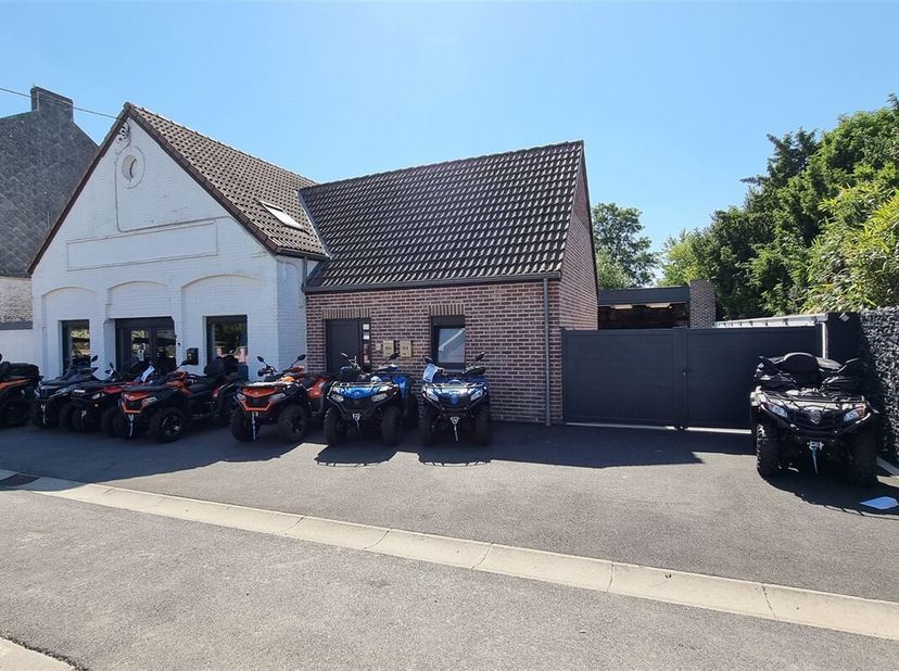 Immeuble de rapport comprenant: &lt;br /&gt;
Un commerce de 33 m² et un entrepôt de 236 m² avec une partie habitation de 125 m² au REZ.&lt;br /&gt;
Deux apparteme