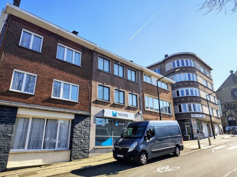 WOLUWE-SAINT-PIERRE, ideaal gelegen in de wijk Chant d&#039;Oiseau, 250 m² gemengd gebouw in goede staat. Op de begane grond is er een ontvangstruimte en e