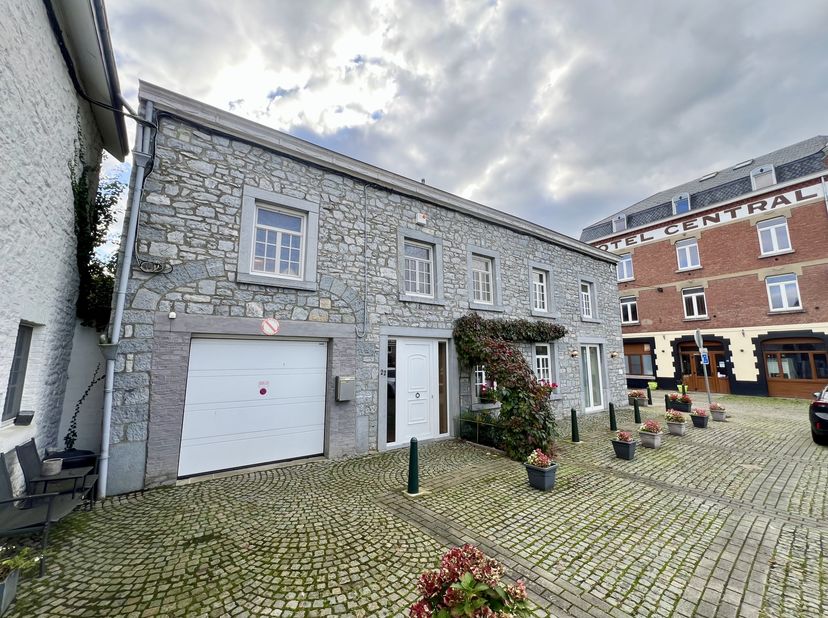 Welkom in Han-Sur-Lesse, in het hart van de &quot;Taverne des Grottes&quot;, een historische instelling die zich door de jaren heen heeft ontwikkeld tot een ech