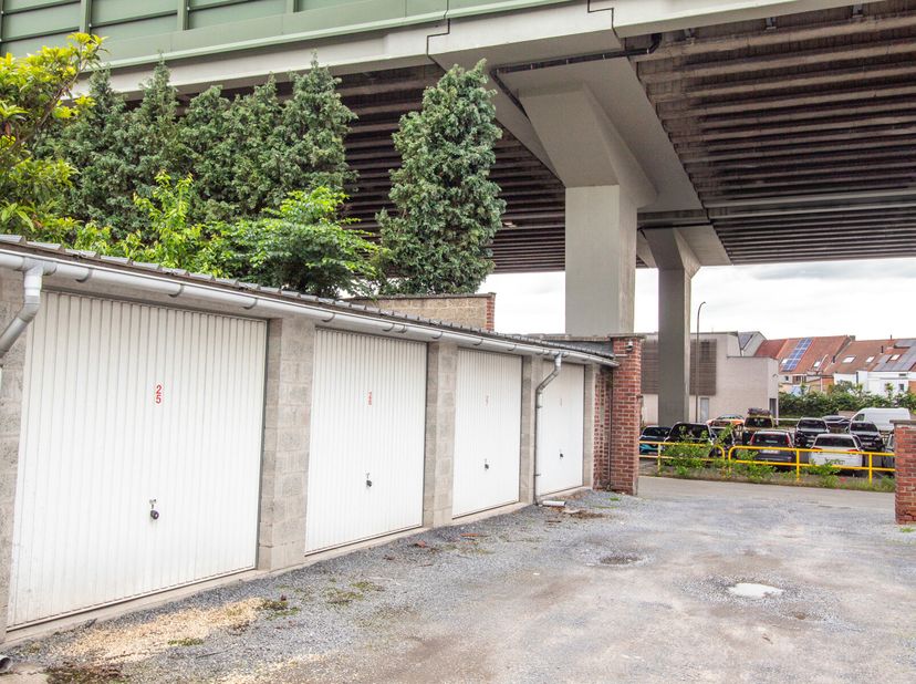 Ontdek een unieke kans in het hart van Gentbrugge! Op een rustige maar centrale locatie bieden we 46 garages te koop aan, met de mogelijkheid om zowel