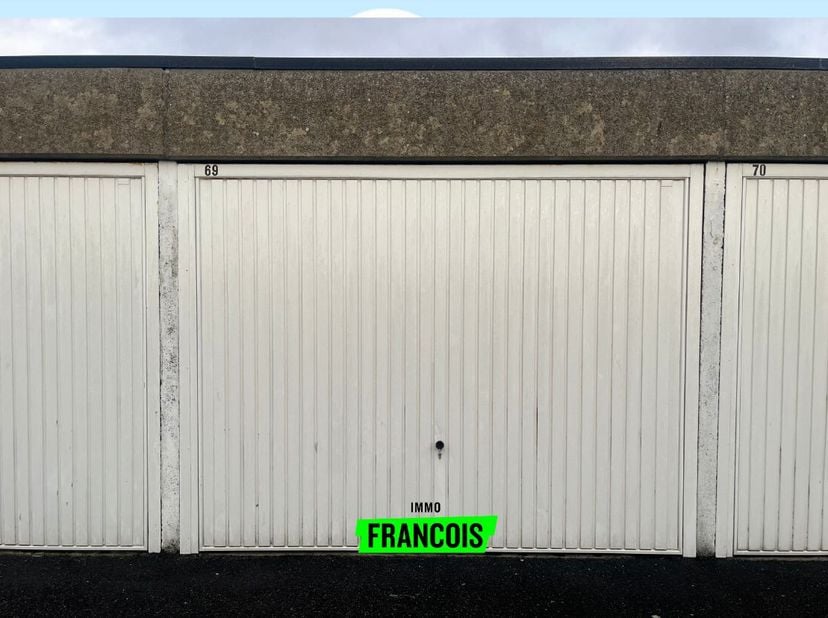 Op zoek naar extra opslagruimte of een veilige parkeerplek? Deze garagebox, gelegen te Knokke-Heist, biedt de perfecte oplossing!&lt;br /&gt;
- **Locatie:**